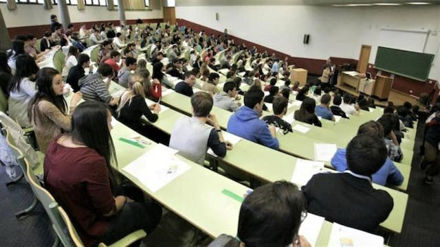 Una docente de medicina platense dio clases con la bebé de una alumna en brazos.