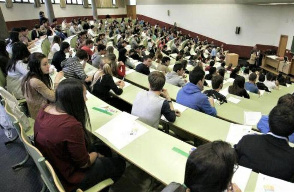 El acto de empatía de una profesora de La Plata que dio clases con el bebé de una alumna a upa