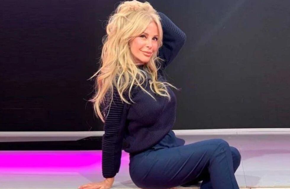 Graciela Alfano posó con un vestido de aberturas primaveral y quedó al borde de la censura