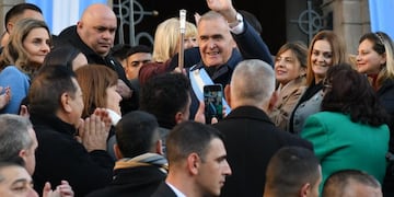 El gobernador Osvaldo Jaldo inició la jornada compartiendo el tradicional chocolate patrio con autoridades provinciales.