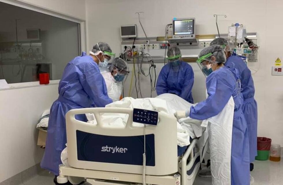 Sus médicos le negaron el traslado y un vecino lo llevó hasta Neuquén capital para que sea internado