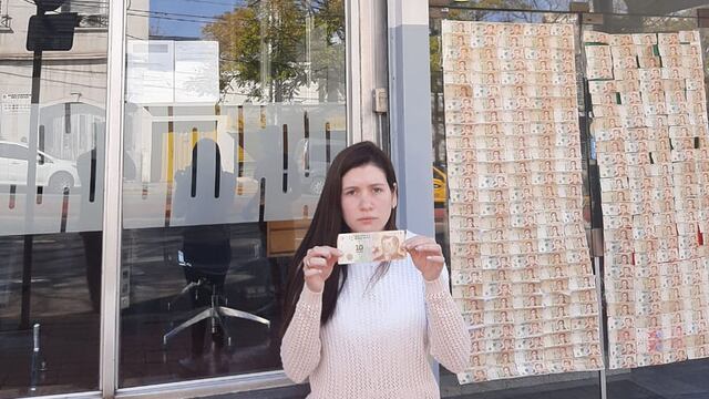 Fiona Cavazzon, de Sumar, empapeló la puerta del Banco Nación en Córdoba.