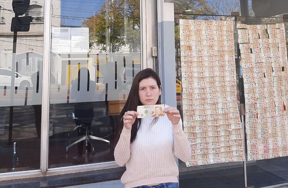 Para graficar la devaluación, empapeló la entrada al Banco Nación de Córdoba con billetes de 10 pesos