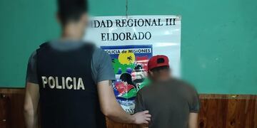 Joven detenido en Eldorado acusado de robar un celular a punta de cuchillo.