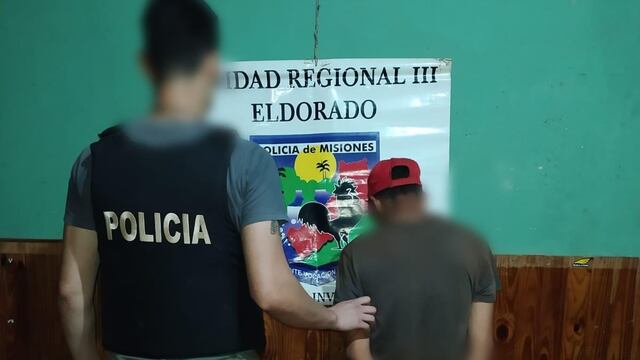 Joven detenido en Eldorado acusado de robar un celular a punta de cuchillo.