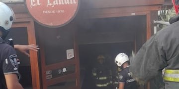 El fuego se originó en la zona de la cocina de El Candil. Los bomberos lograron contener las llamas (Policía de Córdoba).
