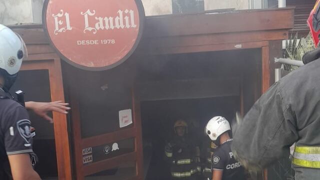 El fuego se originó en la zona de la cocina de El Candil. Los bomberos lograron contener las llamas (Policía de Córdoba).