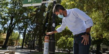 El intendente de la Ciudad de Mendoza habilitó el nuevo colillero en la Plaza Chile, este paseo se consolida como espacio libre de humo. Gentileza MCM