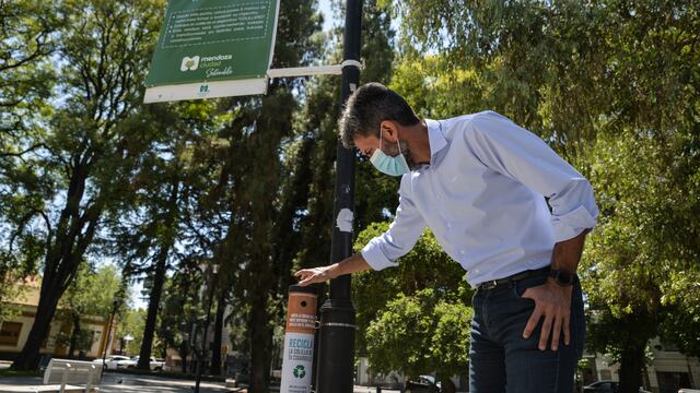 El intendente de la Ciudad de Mendoza habilitó el nuevo colillero en la Plaza Chile, este paseo se consolida como espacio libre de humo. Gentileza MCM