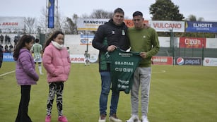 "El Cuqui" Márquez, a pura emoción en la despedida del fútbol en Sportivo Belgrano, junto a sus hijas (Foto: Prensa Sportivo).
