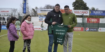 "El Cuqui" Márquez, a pura emoción en la despedida del fútbol en Sportivo Belgrano, junto a sus hijas (Foto: Prensa Sportivo).