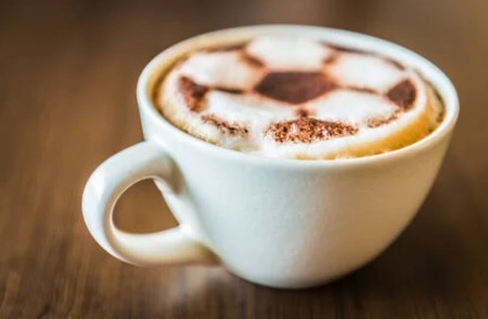 Café con sabor a Qatar 2022: una cafetería prepara arte latte con diseños del Mundial