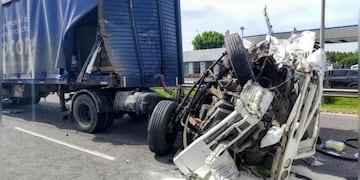 Un muerto y un herido tras el vuelco de un camión con mercadería en la autopista Panamericana, altura Escobar.