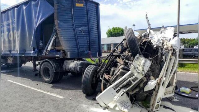 Un muerto y un herido tras el vuelco de un camión con mercadería en la autopista Panamericana, altura Escobar.