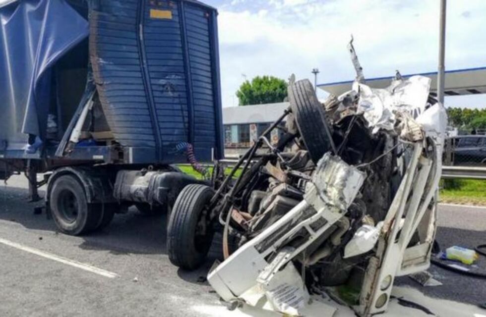 Vuelco trágico de un camión en la Panamericana: un muerto y un herido a la altura de Escobar
