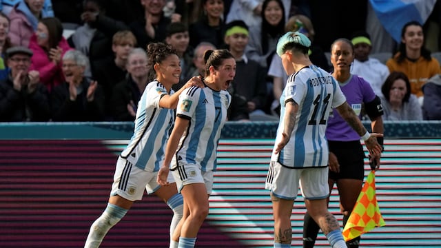Argentina empató 2-2 con Sudáfrica. (AP)