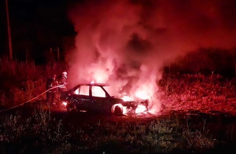 Arroyito: le prestó el auto a su amigo y los bomberos terminaron sofocando el incendio total del mismo