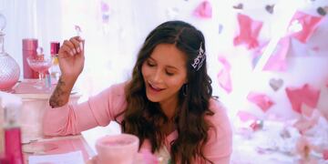 "Corazón Arruinado" cuenta con un video colorido y divertido, perfecto para el verano.