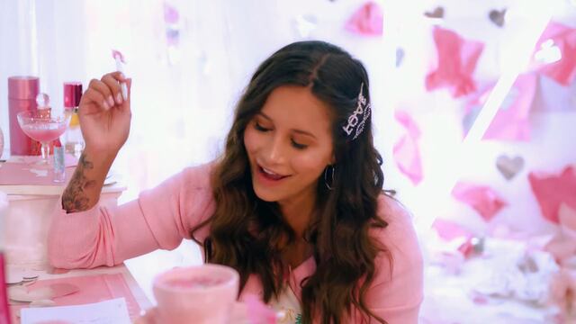 "Corazón Arruinado" cuenta con un video colorido y divertido, perfecto para el verano.