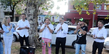 El plástico Ariel Cortez y el intendente Raúl Jorge en la apertura de la "pintada" con motivo del 8M en el barrio Ciudad de Nieva.