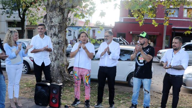 El plástico Ariel Cortez y el intendente Raúl Jorge en la apertura de la "pintada" con motivo del 8M en el barrio Ciudad de Nieva.