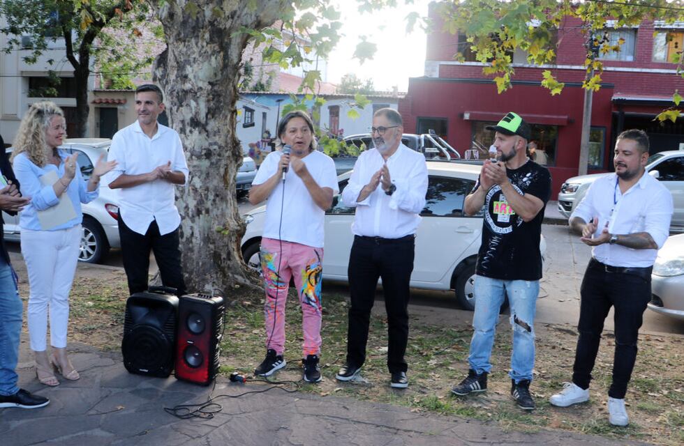 Invitadas por el plástico Ariel Cortez, mujeres pintaron mensajes por el 8M