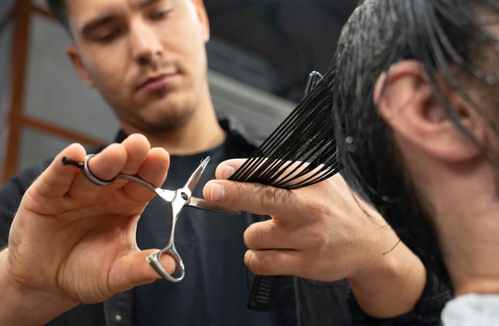 Calendario lunar de noviembre 2024: cuáles son los mejores días para cortarse el cabello