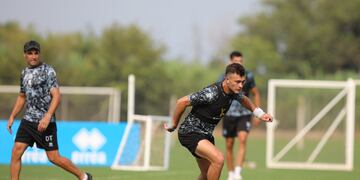 Santiago Longo en la práctica, ante la mirada de Guillermo Farré. El volante podría jugar ante Talleres (Prensa Belgrano)