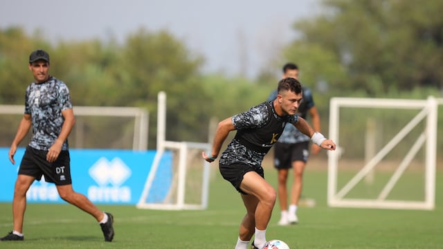 Santiago Longo en la práctica, ante la mirada de Guillermo Farré. El volante podría jugar ante Talleres (Prensa Belgrano)