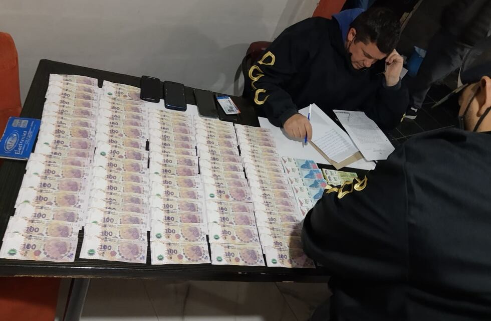 Detuvieron a un taxista que estafaba a jubilados con billetes falsos