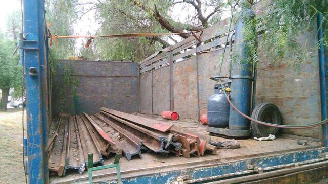 La policía detuvo a tres personas que estaban robando rieles. Imagen ilustrativa.
