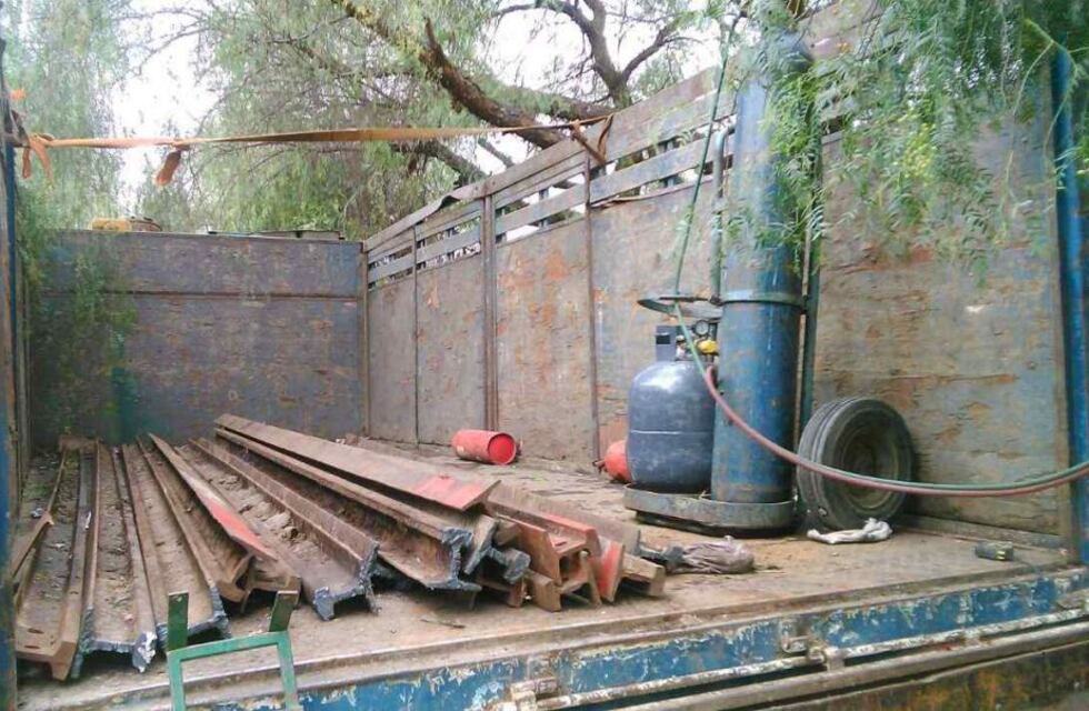 Tres detenidos cuando robaban rieles del ferrocarril