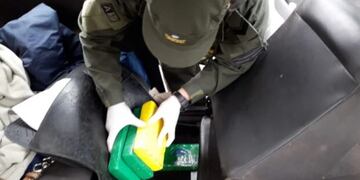 Fachinal: transportaba cocaína oculta debajo de las alfombras de su vehículo.