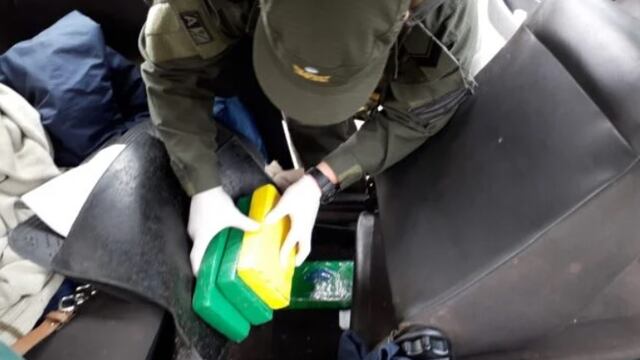 Fachinal: transportaba cocaína oculta debajo de las alfombras de su vehículo.
