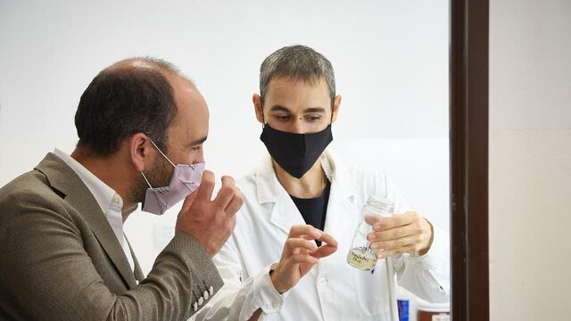 José Thomas viajó al departamento sureño y recorrió el laboratorio de biología molecular.