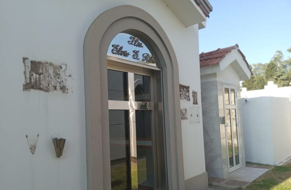 Robaron placas de nichos y panteones en el Cementerio Municipal de Arroyito