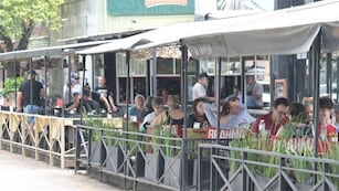 Turistas en costanera de Gualeguaychú
