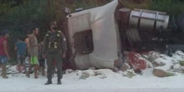 Accidente de tránsito en Eldorado: camión volcó su carga de harina.