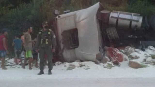 Accidente de tránsito en Eldorado: camión volcó su carga de harina.