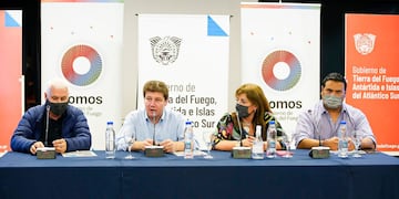 Gustavo Melella firmó el contrato par ala construcción.