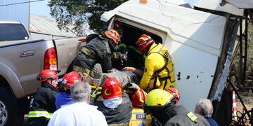 El momento del rescate del camionero atrapado. (La Voz/José Gabriel Hernández)