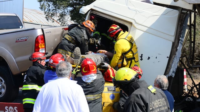 El momento del rescate del camionero atrapado. (La Voz/José Gabriel Hernández)