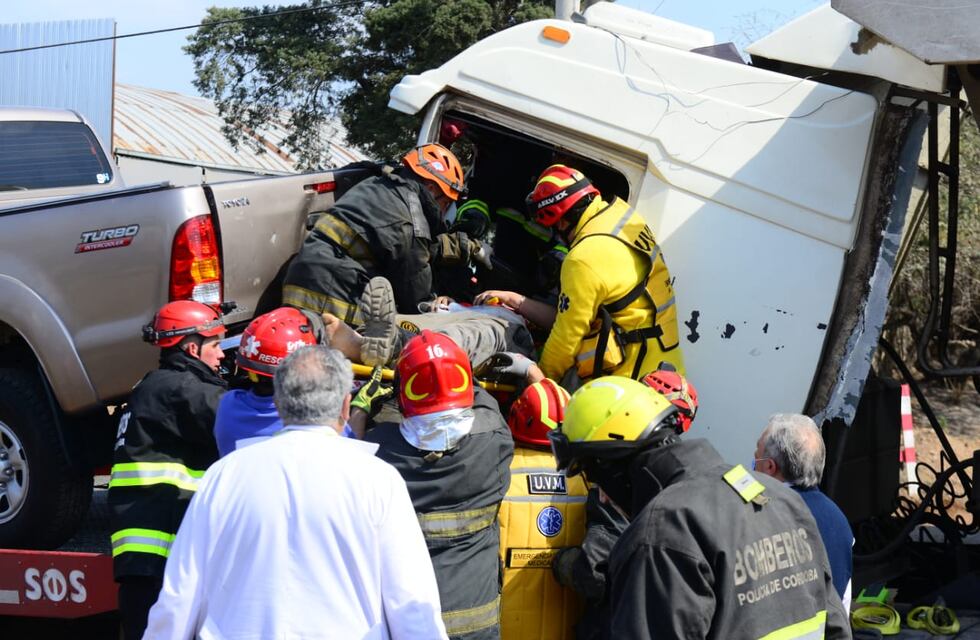 Córdoba: en fotos y videos, así fue el rescate del camionero atrapado tras un tremendo choque en cadena