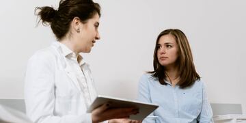 Nunca es tarde para que un paciente con afasia inicie su rehabilitación (Pexels - Mart Production).