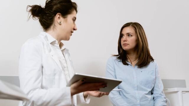 Nunca es tarde para que un paciente con afasia inicie su rehabilitación (Pexels - Mart Production).