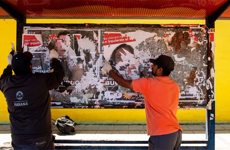 Retiran la cartelería política de los espacios públicos de Paraná