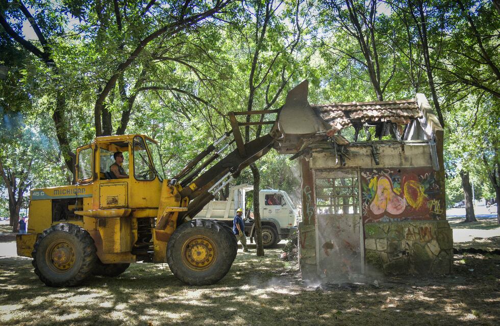 El Municipio derribó una estructura abandonada que representaba un punto de inseguridad