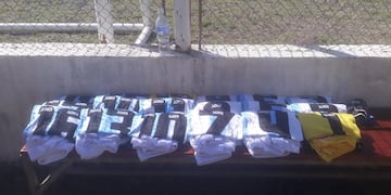 Las camisetas de Racing en la platea de Nueva Italia, a la espera de que los futbolistas se cambien.