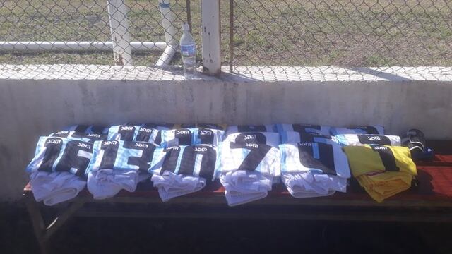 Las camisetas de Racing en la platea de Nueva Italia, a la espera de que los futbolistas se cambien.