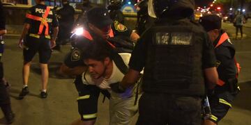 Cacerolazo en Patio Olmos contra del DNU de Milei, con incidentes (Facundo Luque / La Voz).